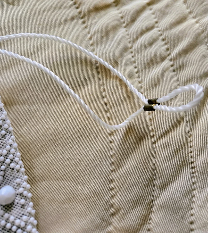 Bolsa de mão vintage década de 1960 reversível branca e azul com cordão de miçangas - Imagem 2 de 4