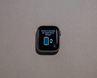 Apple Watch SE 2. Gen (2022) 44mm GPS Silber | 84% Akku | OVP | 5 Armbänder