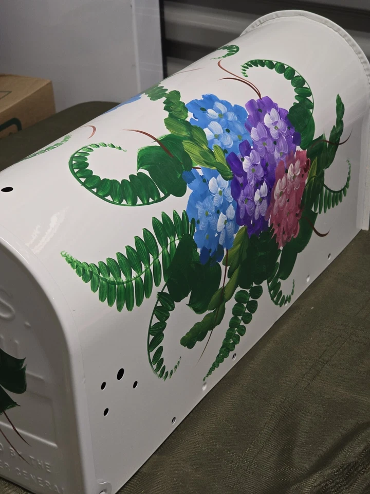 Buzón pintado a mano tamaño estándar montaje en poste Foto 2 de 4