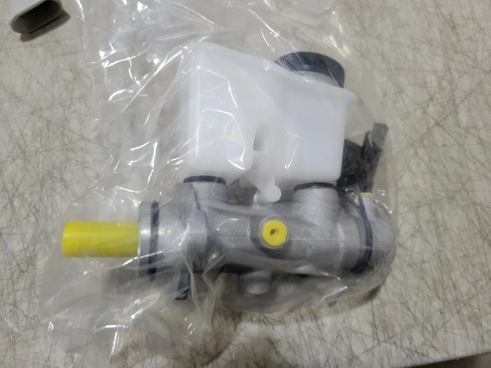 BRAKE MASTER CYLINDER P1336 FOR MAZDA PROTEGE AND PROTEGE 5 Foto 2 de 4