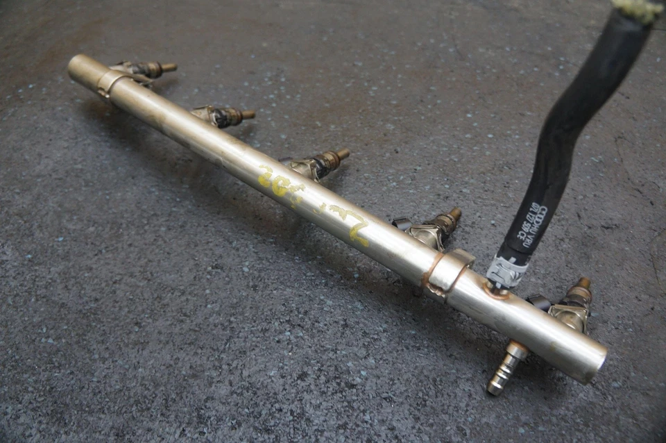 Juego derecho 5 inyectores de combustible y tubo de riel 07L133681AB Audi R8 Lms GT4 2018 Foto 3 de 4