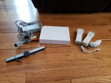 Nintendo Wii White Console RVL-001, 2 controllers wiimote remote joystick sensor