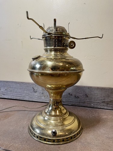 Converted Brass Oil Kerosene Lamp w/ Milkglass Glass Shade Hurricane Old Vintage - Picture 6 of 6