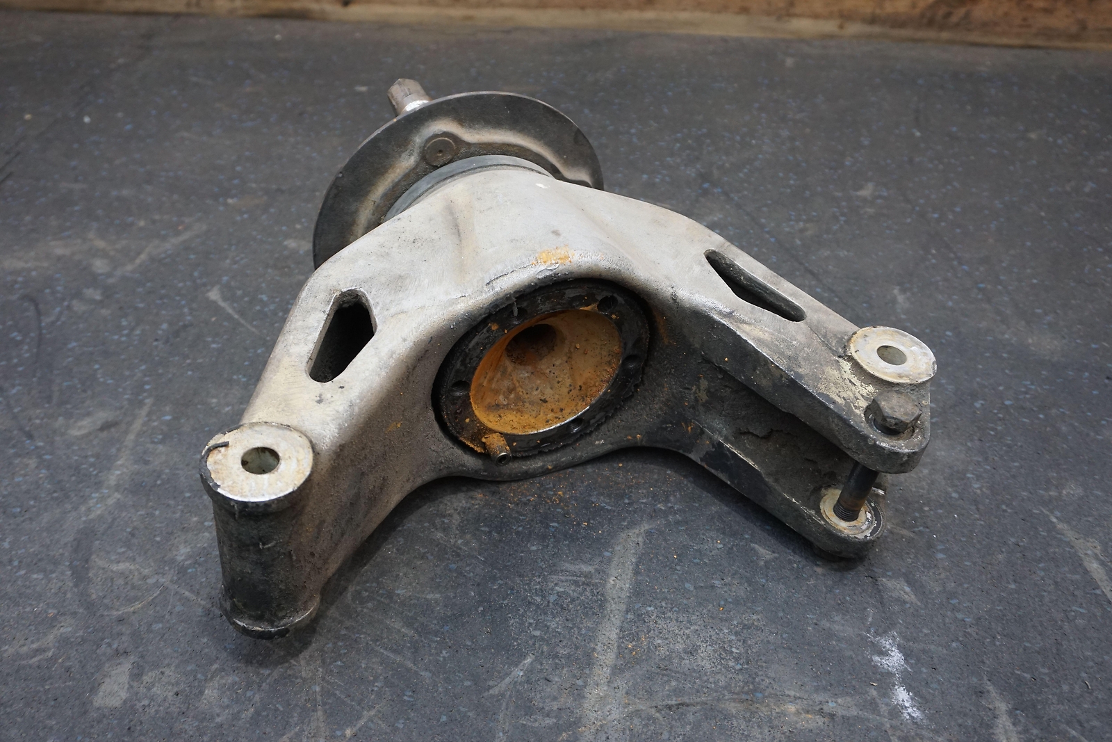 Rear Right Passenger Spindle Knuckle Stub Axle Assembly OEM Maserati Merak 1975