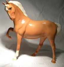 BESWICK HORSE  PALOMINO HEAD TUCKED LRG UP 1549 (BH31)