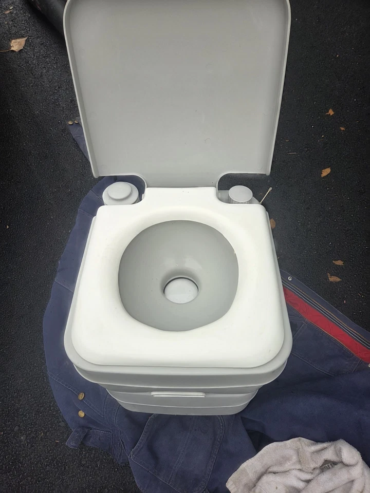 便携式厕所 20L 6.6 加仑野营厕所冲洗旅行便盆室内室外 — 第 2/4 张图片