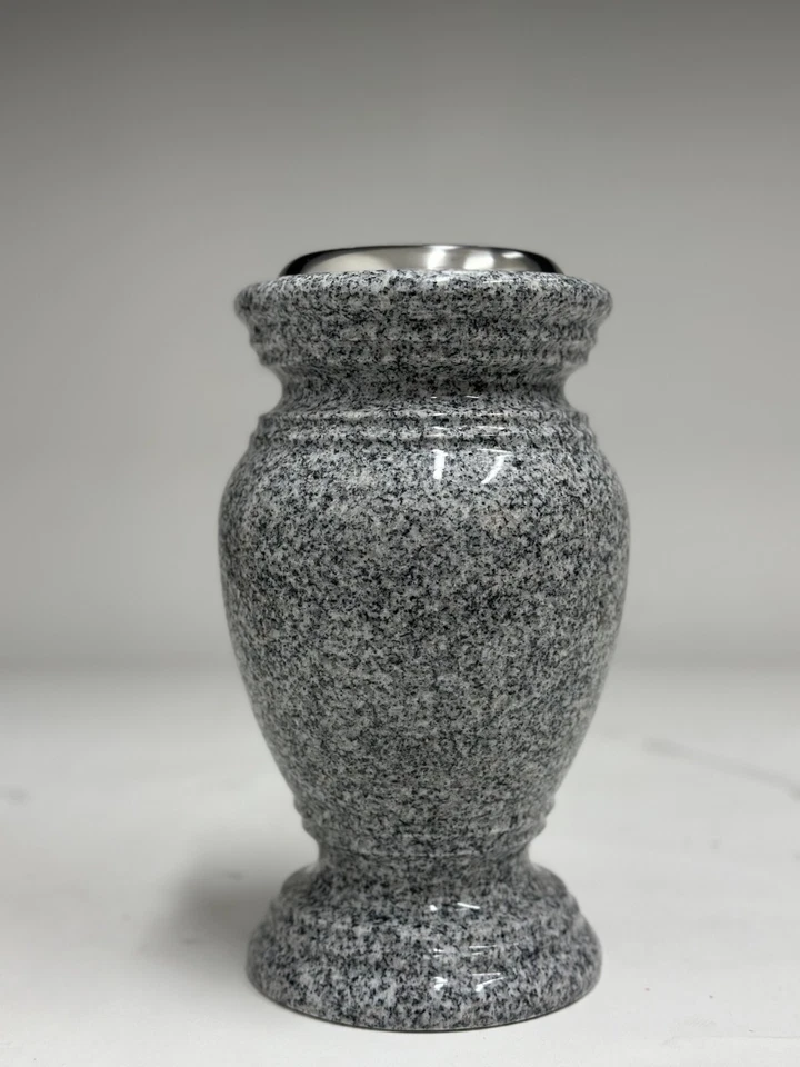 Florero Memorial Cemetery - Jarrón de granito real con interior de acero inoxidable Foto 4 de 4