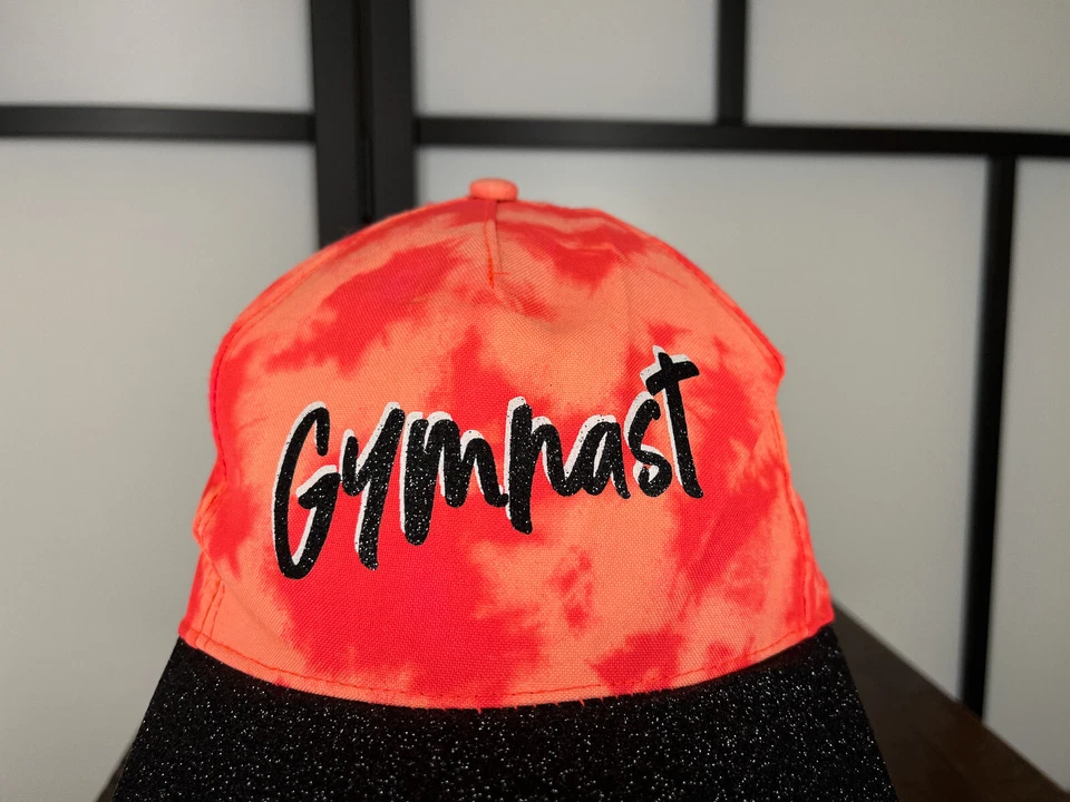Sombrero Justice Gorra Correa Espalda Jóvenes Niñas Talla Única Rojo Tie Dye Gimnasta Poli Brillante Foto 2 de 4
