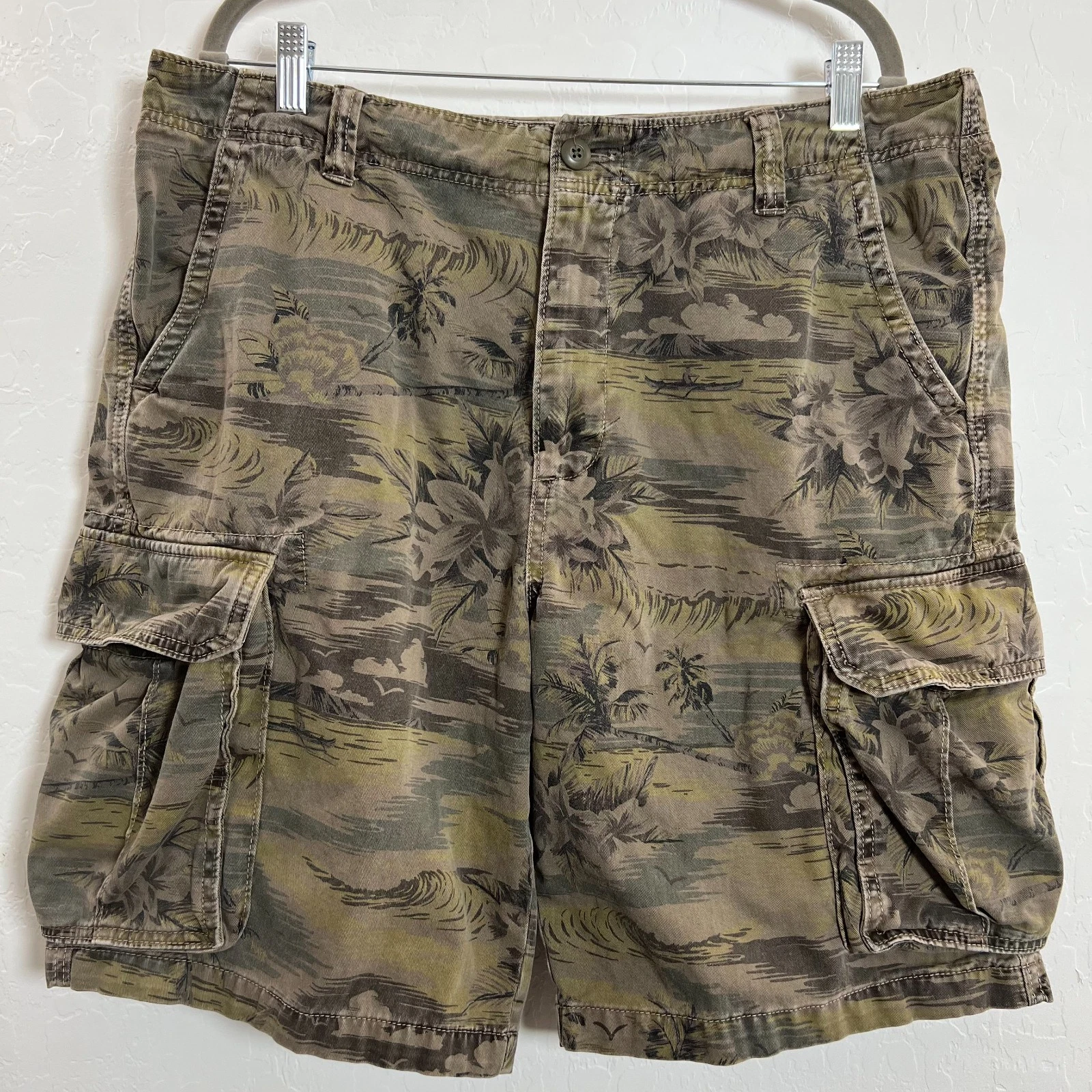 Old Navy broken in camo tropical cargo shorts size 36 green fishing hiking camp