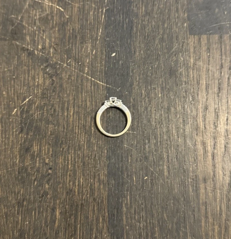 14K 2TONE 3-ROUND DIAMOND BAND RING SZ 6/7 4 grams - Image 2 of 4