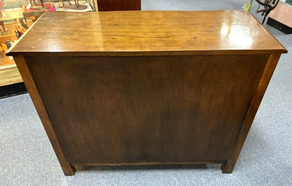 Cajonera de madera de roble tallada estilo provincial Baker French Country Foto 3 de 4