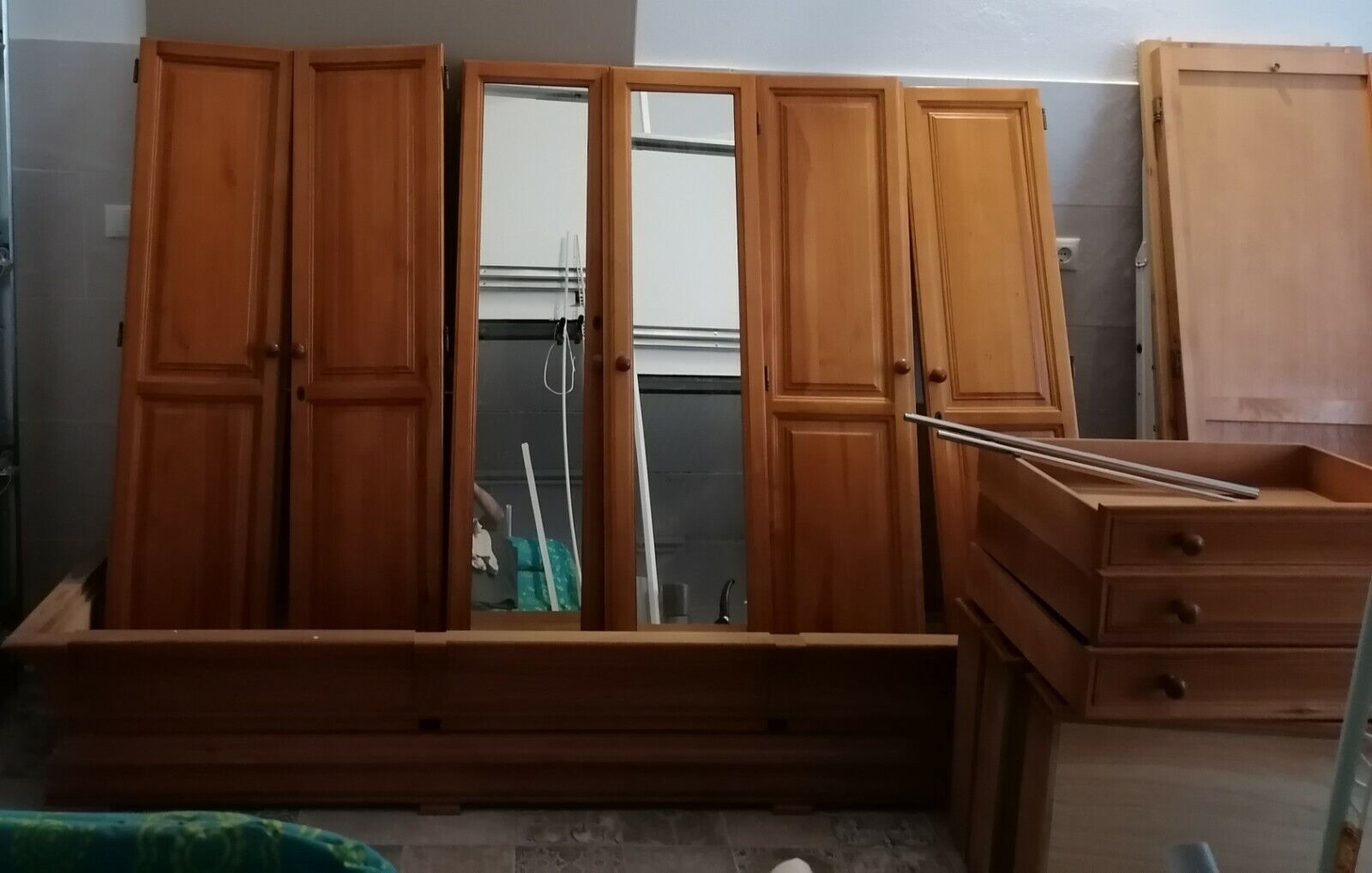 Armario ropero madera pino macizo y dos mesitas de noche a juego