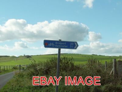 PHOTO  CYCLE ROUTE SIGN ON THE ROAD FROM DORCHESTER TO MAIDEN CASTLE CAR PARK. N