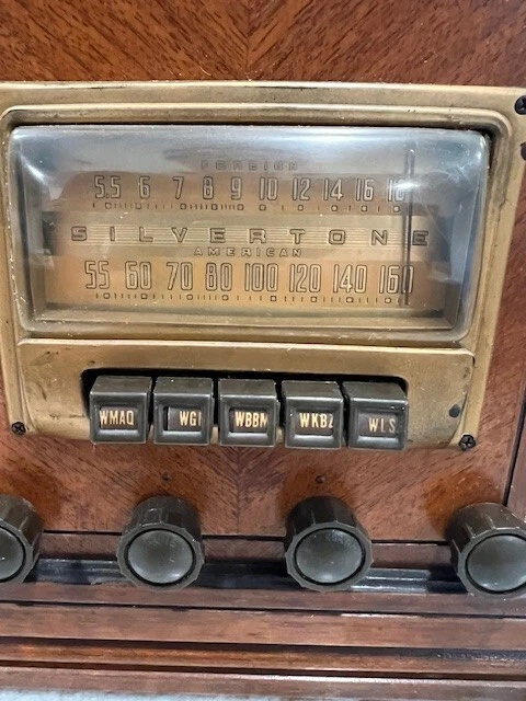 Radio vintage Silvertone R1261 Sears Roebuck se enciende pero no funciona Foto 2 de 4