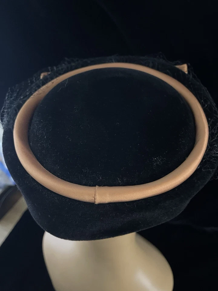 Chapéu caixa de comprimidos vintage 1950s Noreen moda veludo preto com véu e laço de cetim Itália - Imagem 3 de 4