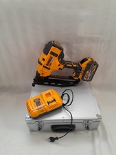 DeWALT DCN660 Akku-Nagler 32-64mm + 1 x Akku 18V/9,0 Ah + Ladestation gebraucht