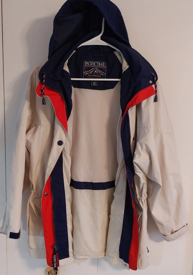 Abrigo con Capucha Ocultable Pacific Trail Para Mujer Talla M Tostado con Borde Azul y Rojo de Lino Foto 3 de 4