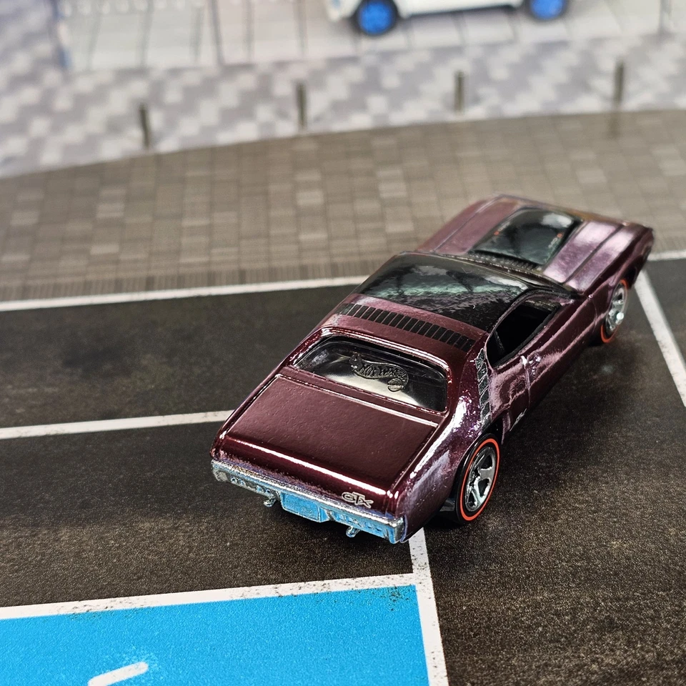 Coche diecast púrpura suelto 1/64 Hot Wheels Classics 1971 PLYMOUTH GTX REDLINE #10 Foto 4 de 4