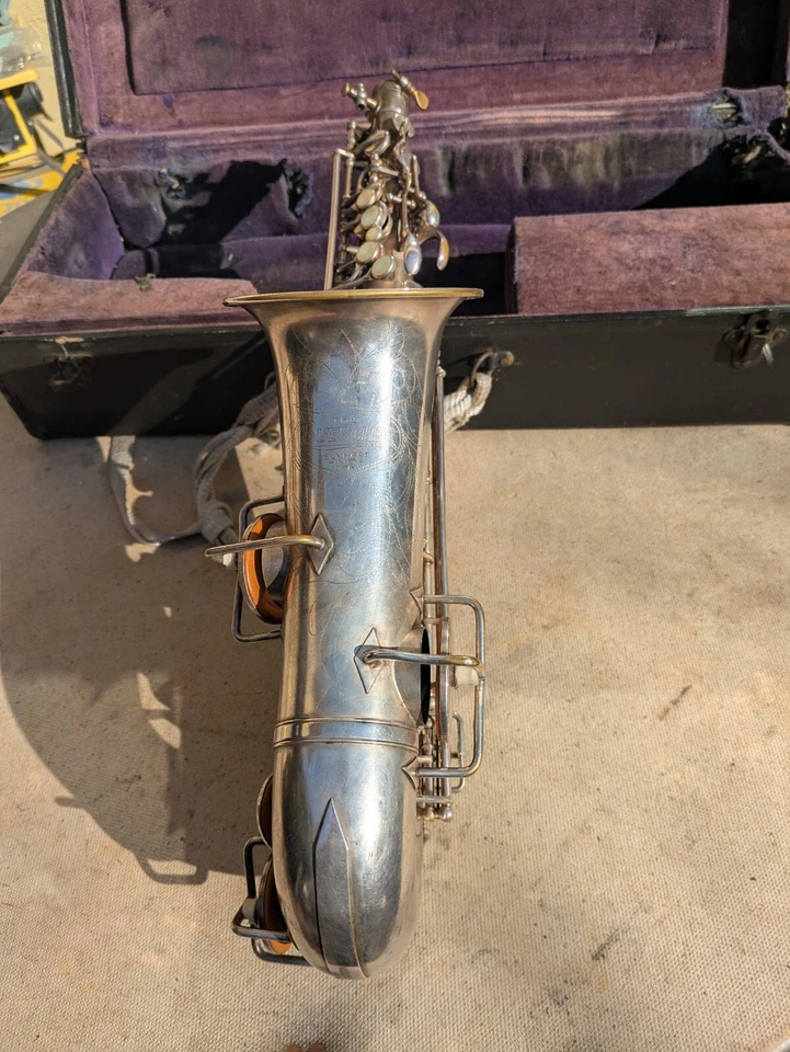 SAXOFÓN Y ESTUCHE VINTAGE ANTIGUO BUESCHER TONO BAJO TONO VERDADERO 1928 Foto 4 de 4