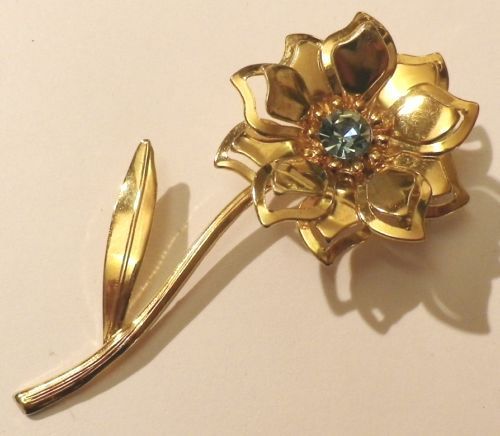 Broche Vintage Or – Relief, Cristal, Cabochon Bleu Diamant (réf. 485), Sans Marque
