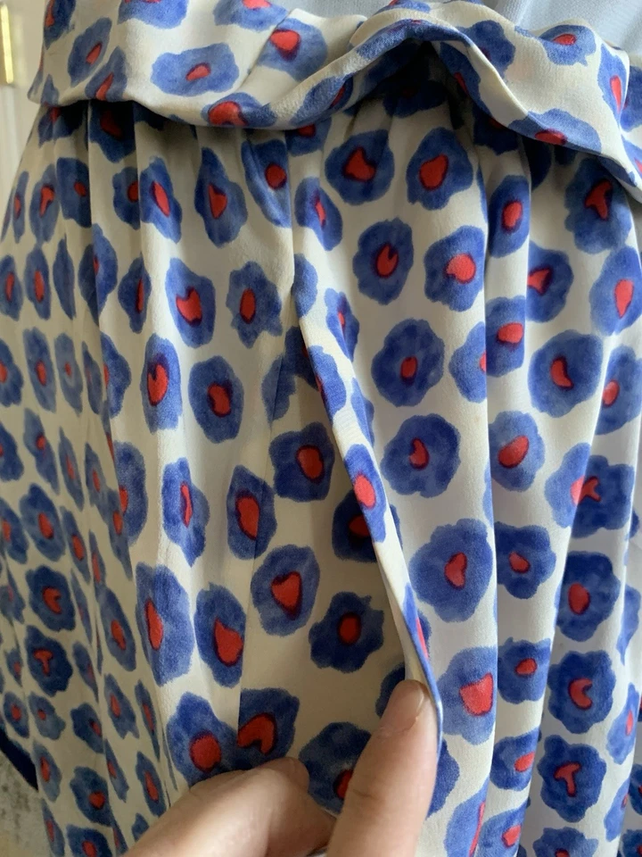 全新带标签 TSUMORI CHISATO 蓝色花朵水彩丝绸裙带侧袋 MSRP 508 美元 — 第 3/4 张图片