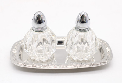 Salzstreuer & Pfefferstreuer aus Glas & Metall Set mit Tablett Vintage