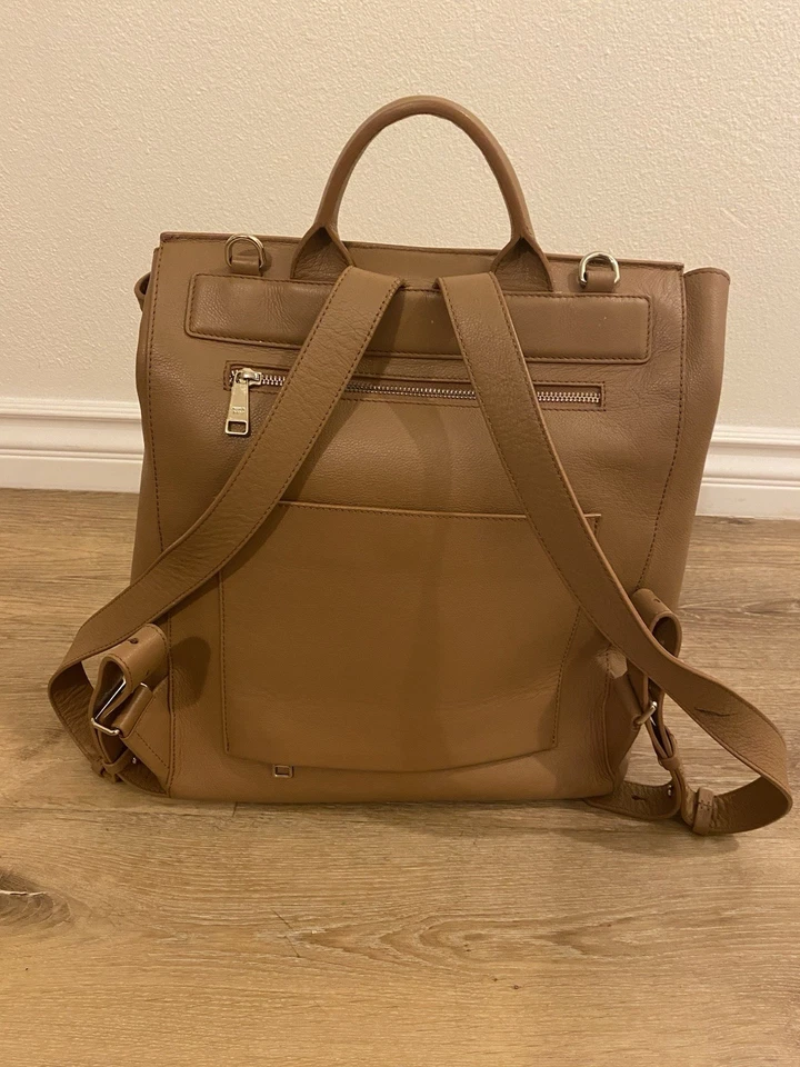 Mochila de pañales Harper tamaño completo Mina Baie cuero de grano superior tostado Foto 3 de 4