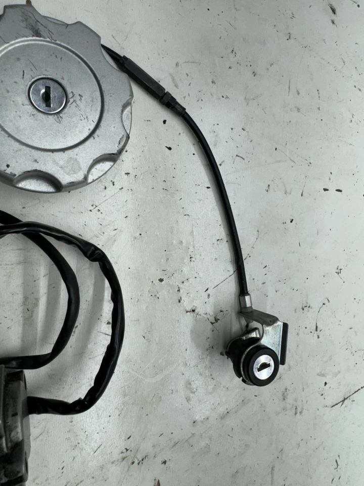 15-21 JUEGO DE LLAVES DE ENCENDIDO DUCATI HYPERMOTARD 821.939 CON TAPA DE GAS Y CERRADURA DE ASIENTO Foto 4 de 4