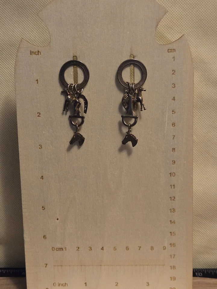 Aretes con cabeza de caballo, herradura y caballo en tono bronce Foto 4 de 4