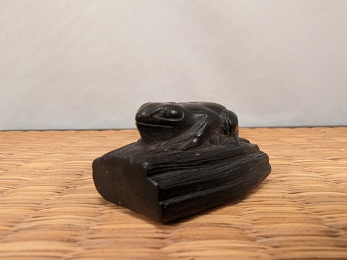 Antique Japanese Dark Wood Netsuke Nagoya School BAZAN -1897 Ukibori Frog on Log - Picture 6 of 24