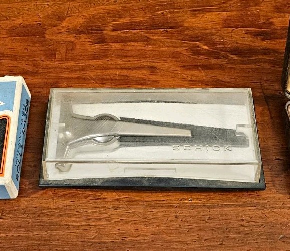 Vintage Schick Safety Razor Metal/Plastic w/ Plastic Case