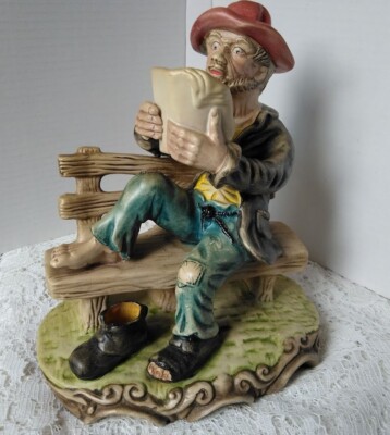 Alter Mann Landstreicher liest auf einer Bank Figur im Capodimonte Stil