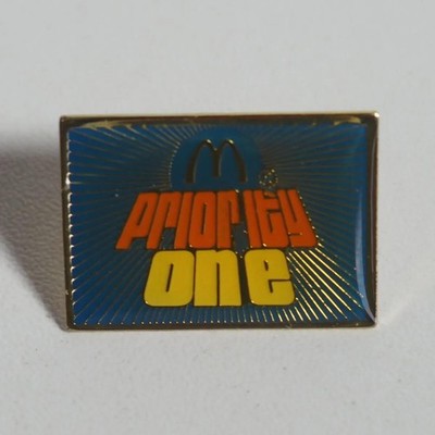 McDonald's Pin Priority One Anstecknadel Vintage Fast Food Sammlerstück M Logo