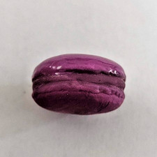Fève Macaron violet pour galette des Rois ou à collectionner