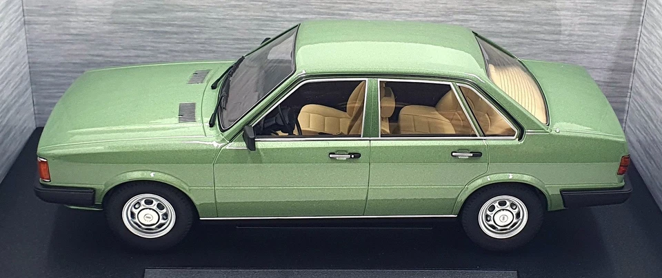 MCG 1/18 Scale Diecast MCG18525 - Audi 80 B2 - Met. Green - Image 4 of 4