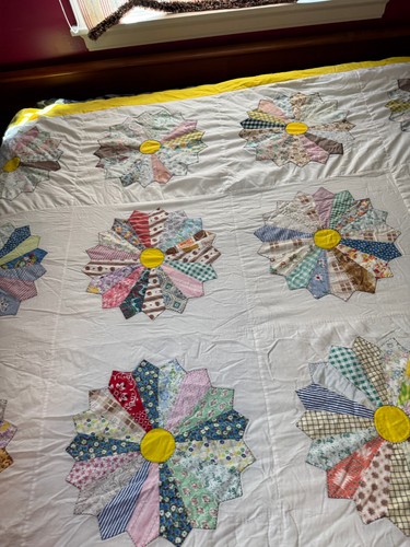 Vtg Handmade Dresden Plate Quilt 77"x90" Large White & Yellow A couple tears - Picture 10 of 22