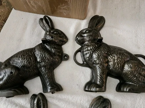 Vintage GRISWOLD ERIE PA Cast Iron Bunny Rabbit Cake Mold # 862 And #863