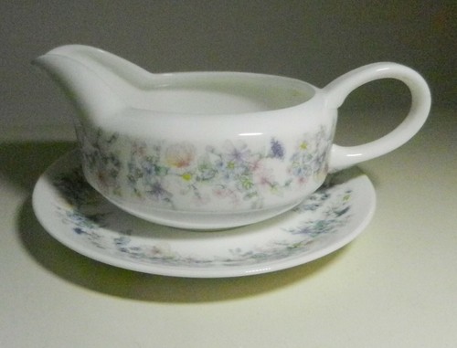 Wedgwood Angela R4648 Smooth Edge Gravy Boat & Separate Underplate-England