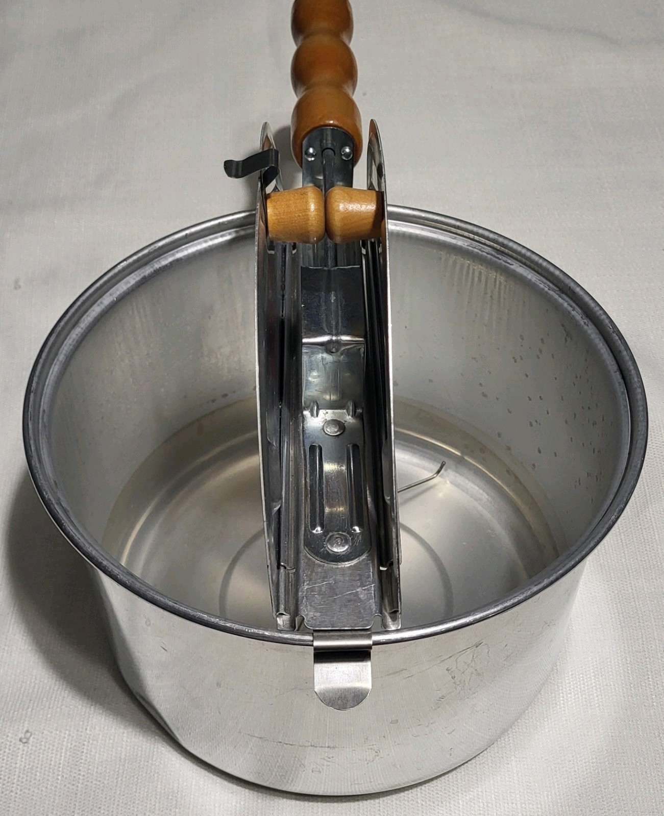 BASS PRO 6 QT (WHIRLEY POP TYPE) STOVE TOP POPCORN POPPER EXC. COND.CAMP OR HOME