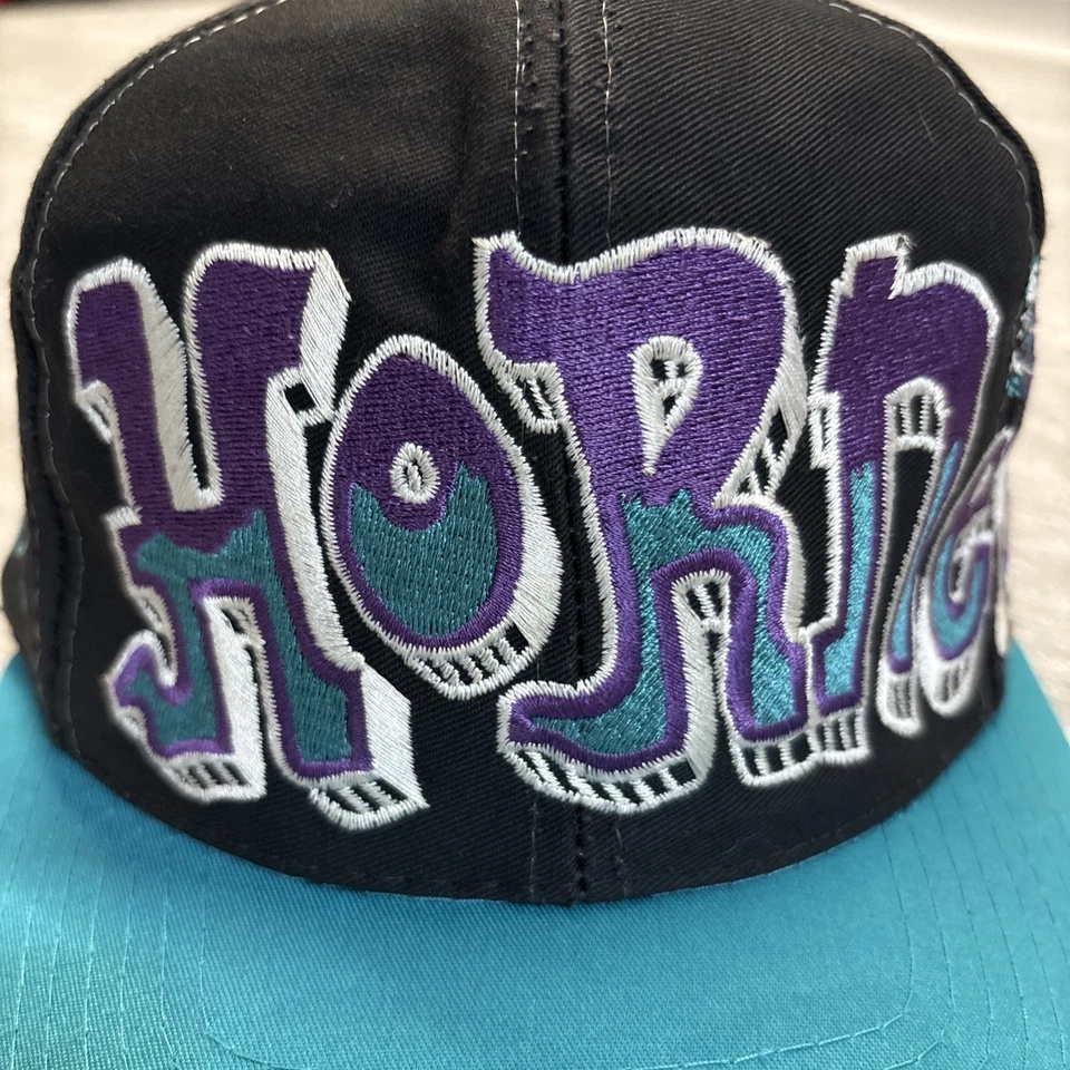老式 90 年代 DREW PEARSON SNAPBACK 帽子 CHARLOTTE HORNETS 斜纹 GRAFFITI — 第 2/4 张图片