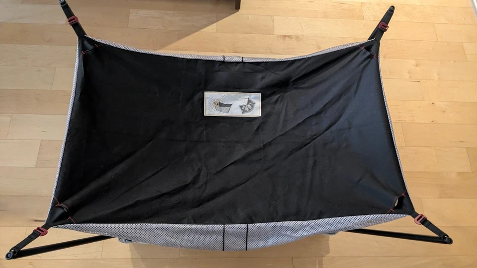 Luz de cuna portátil Baby Bjorn Pack n Play plateada y negra Foto 3 de 4