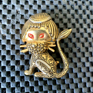 LION GOLD TONE PINBACK BROOCH 1 3/4" X 2 1/4"