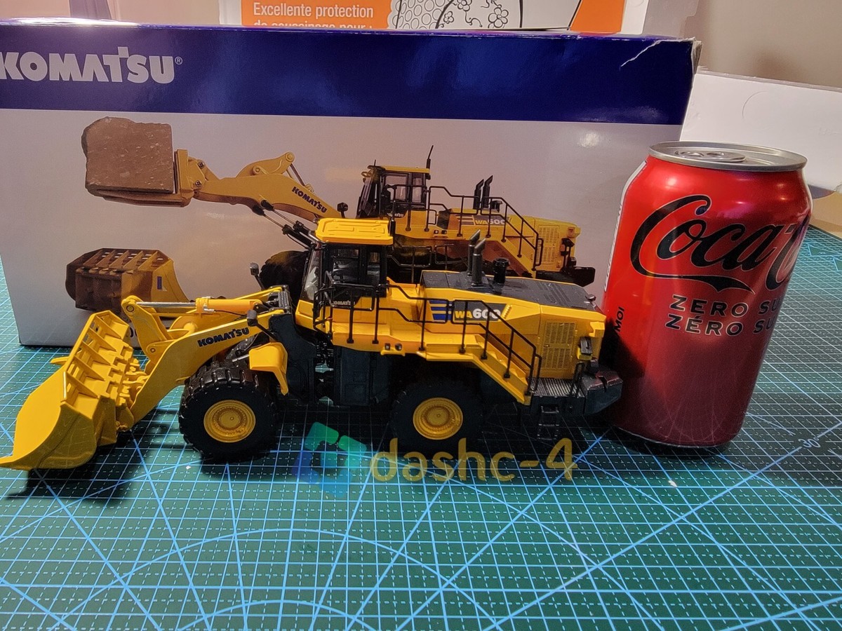 Universal Hobbies UH8153 Komatsu WA600-8 Four Wheel Loader Universal Hobbies UH8153 Komatsu WA600-8 Four Wheel Loader