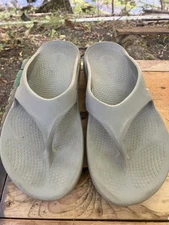 OOFAS Unisex Ghost Grey Thong Flip Flop Sandals Men's Size 7 Women's Size 9