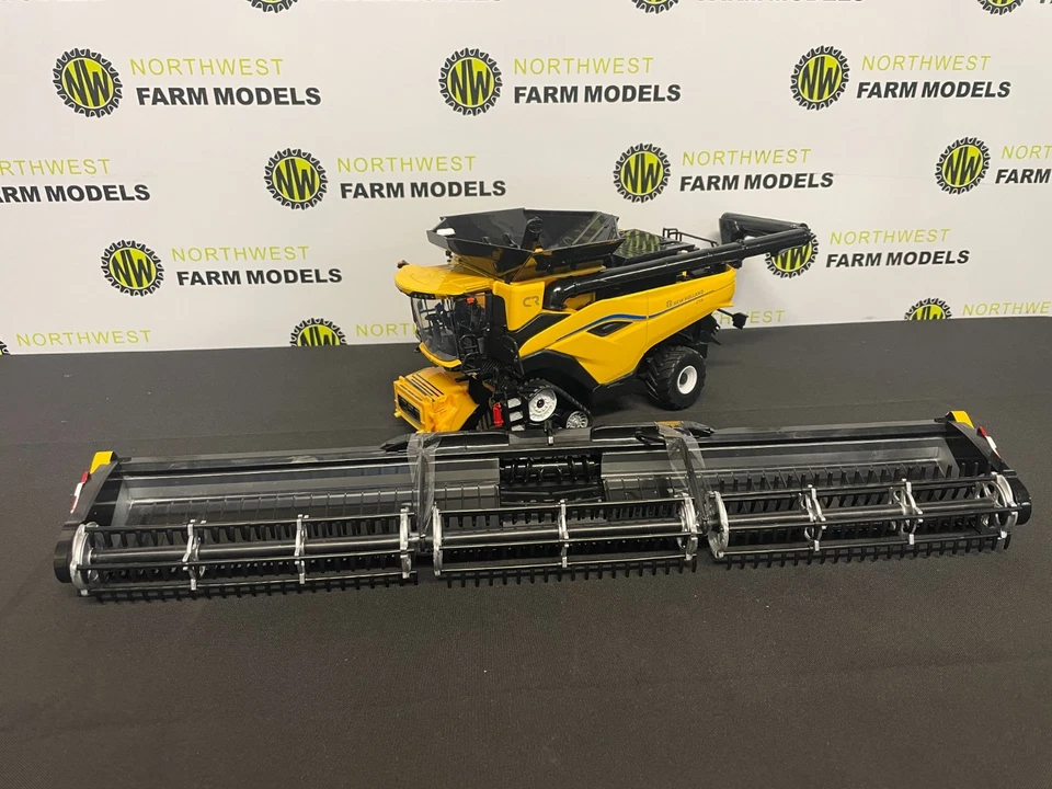 BRITAINS 43403 1:32 SCALE NEW HOLLAND CR11 COMBINE HARVESTER WITH 2 HEADERS - Image 2 of 4