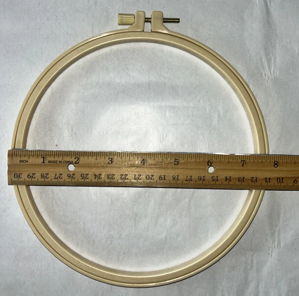 Set of 5 Wood Embroidery Hoops Various Sizes Unbranded - Image 2 of 4