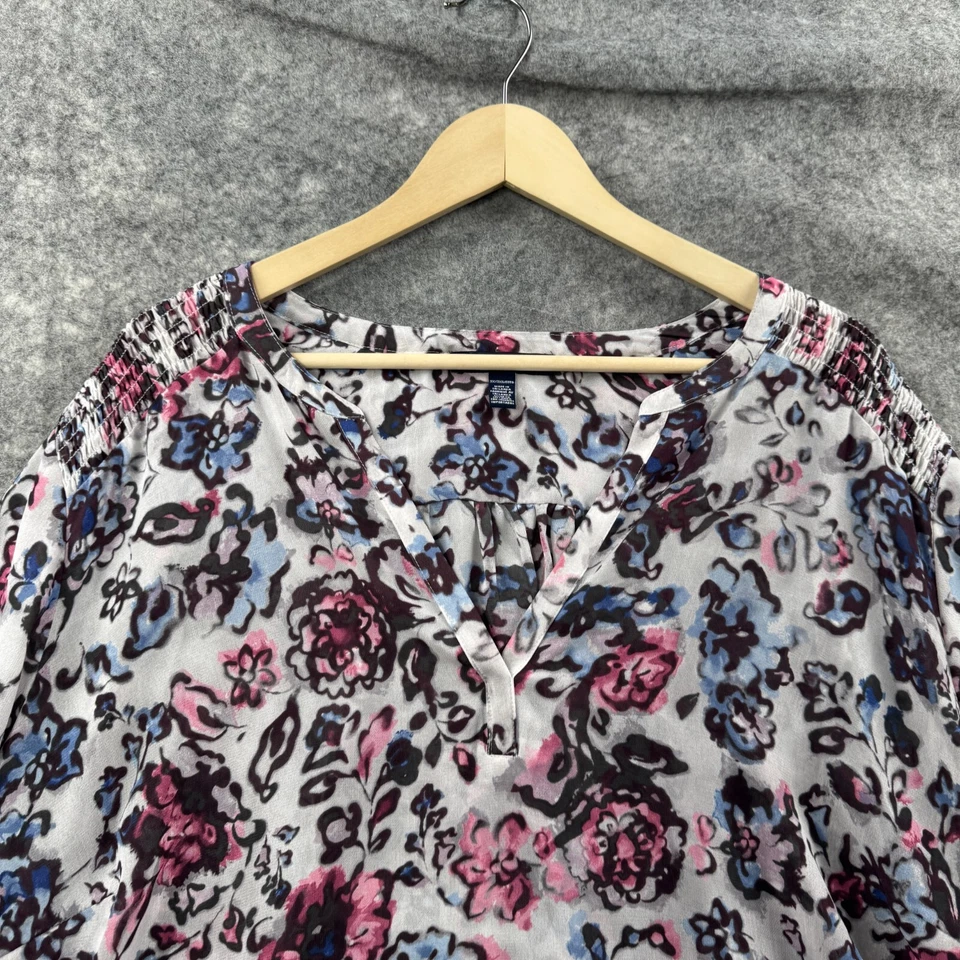 Chaps Top Feminino Plus Size 3X Azul Rosa Floral Popover Flowy Manga 3/4 Decote V - Imagem 3 de 4