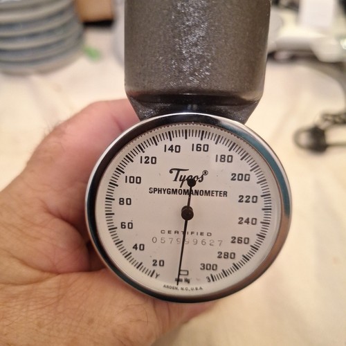 Tycos Blood Pressure Gauge And Pump - Picture 2 of 5