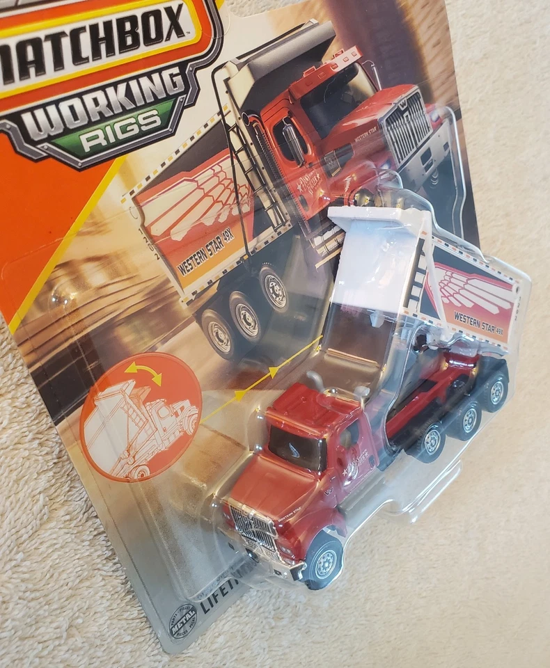 Matchbox 2025 Western Star 49X, rojo, comercial, camión volquete, plataformas de trabajo Foto 4 de 4