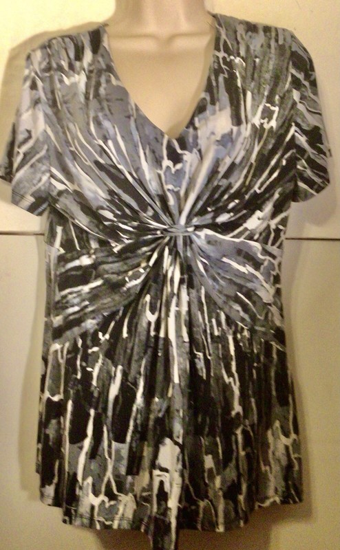 DAISY FUENTES SIZE M/L TOP MUKTI GRAY/White/BLACK  ABSTRACT PRINT